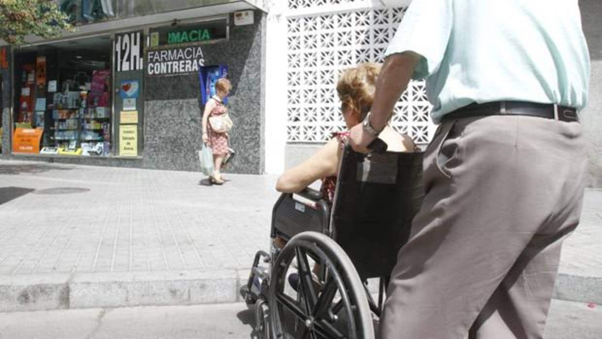 Persona en silla de ruedas sorteando una barreras arquitectonicas.