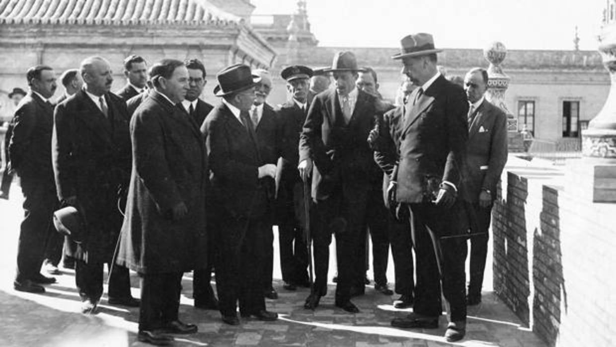 José Cruz Conde, junto al Rey Alfonso XIII, en la plaza de España de Sevilla