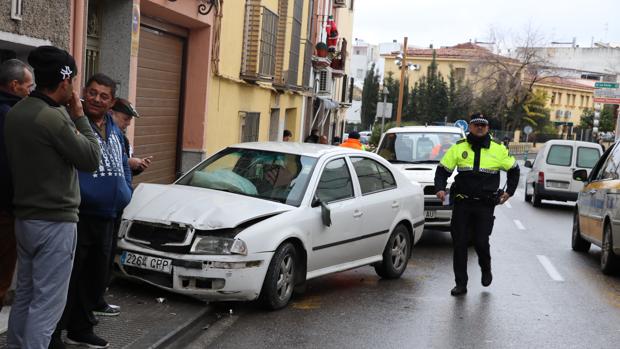 Un conductor ebrio estrella su coche contra una casa de Lucena