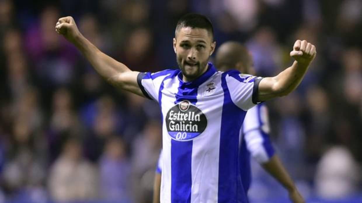 Florin Andone celebra un gol con la camiseta del Deportivo