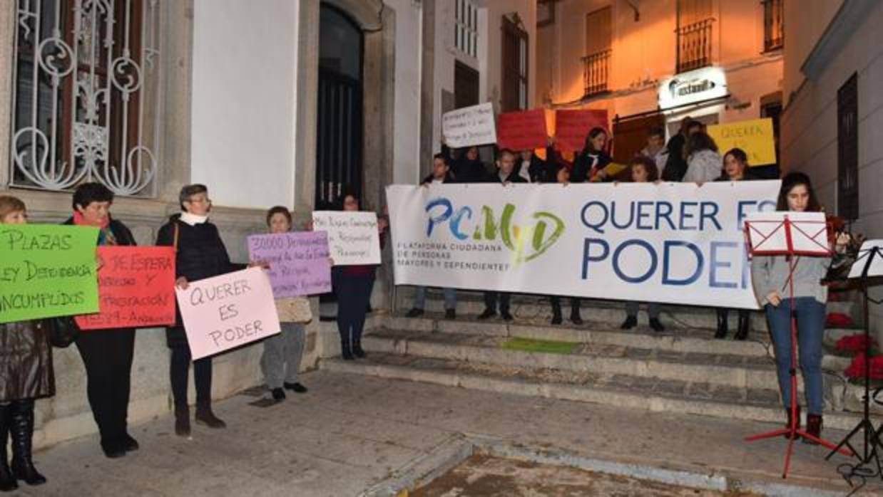 Imagen de la protesta de la plataforma que reivindica la aplicación de la Ley de Dependencia