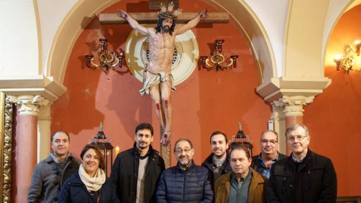 El autor del Cristo y del futuro misterio, con los responsables de la hermandad, ante el titular