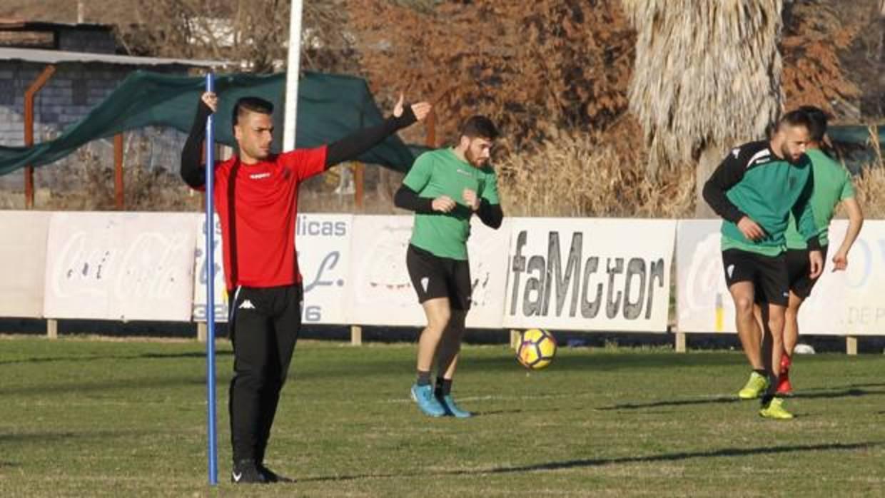 Romero se apoya sobre una pica en la sesión de ayer