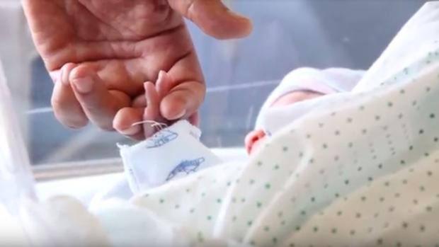 El primer bebé andaluz del 2018 nace en Granada y se llama Izan