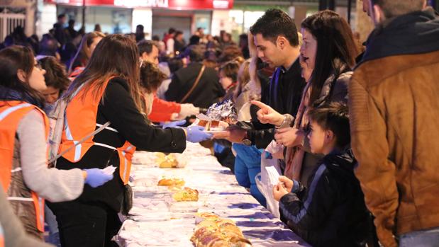 Lucena degusta 5.000 raciones de Roscón de Reyes para ayudar a una niña con discapacidad física