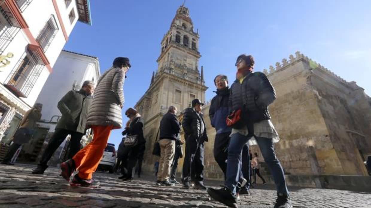 Turistas junto a la Mezquita en diciembre de 2017