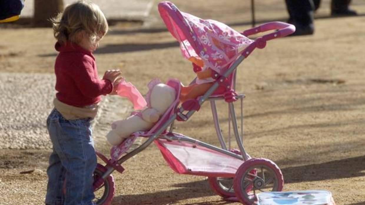 Una niña estrena sus regalos del Día de Reyes