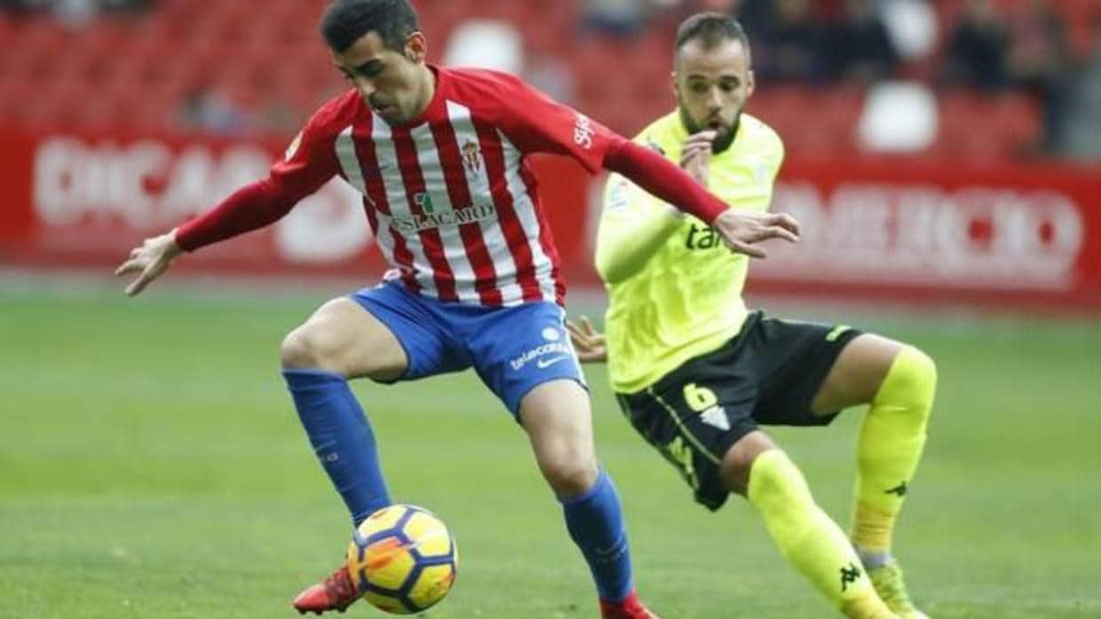 Edu Ramos persigue a Carlos Castro, que marcó el 1-0, en el Sporting de Gijón-Córdoba CF