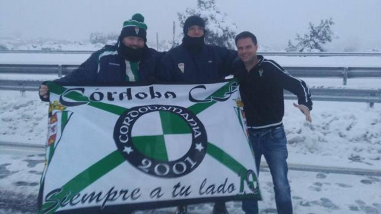 Jiménez, Fernández y Reyes, con la bandera del Córdoba en la AP6 este domingo por la mañana