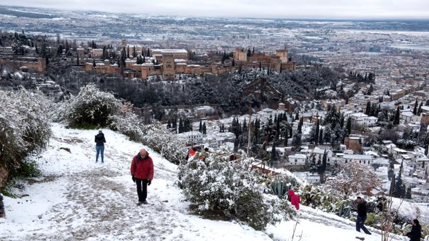 Varias carreteras de Cádiz y Granada permanecen cerradas por el temporal de nieve en Andalucía