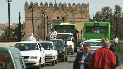 Coches y autobuses en el Puente Romano en el año 2000