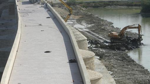 Pavimento de granito rosa durante las obras