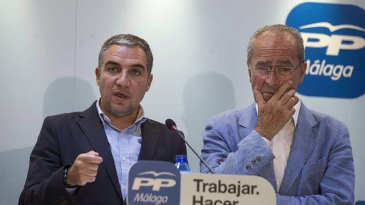 De la Torre, a la derecha, junto al presidente provincial del PP en Málaga, Elías Bendodo