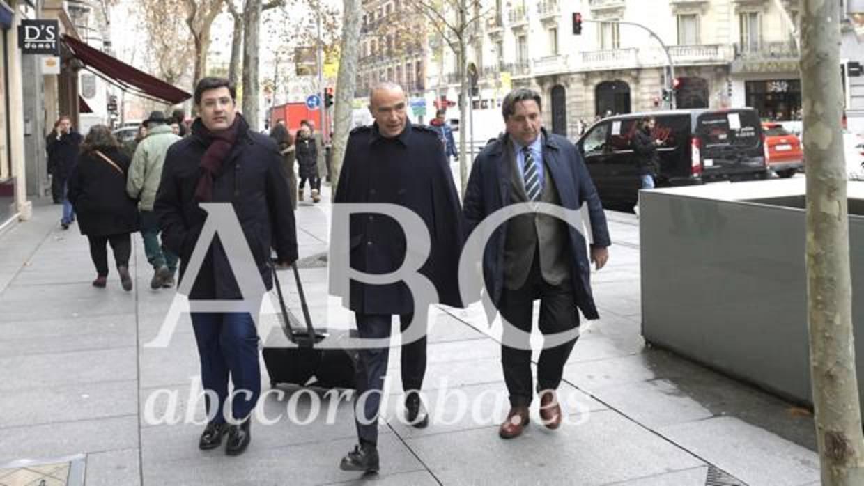 Jesús León y Luis Oliver, a la salida de la notaría en Madrid