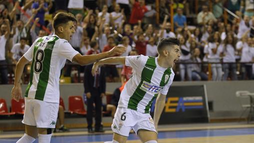 Los jugadores del Itea celebran con la afición un gol