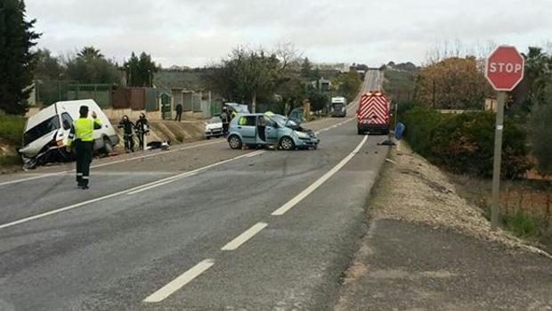 Muere el conductor de un turismo al impactar contra una furgoneta en la A-304 en Puente Genil