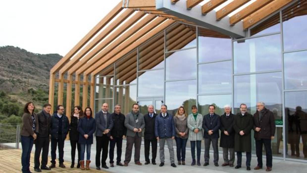 Elías Bendodo (en el centro), a las puertas del nuevo recinto para recibir a los visitantes del Caminito del Rey