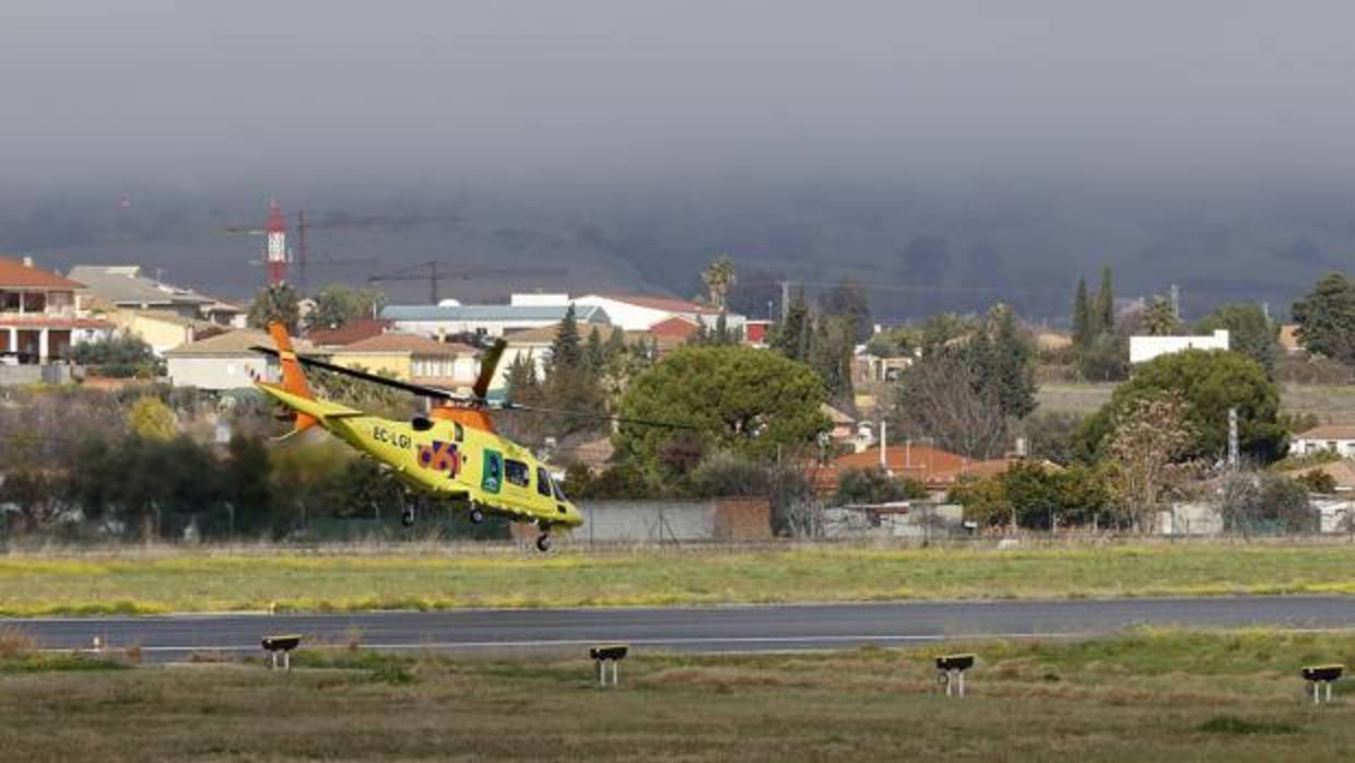 Un helicóptero del 061 realiza la maniobra de despegue en el aeropuerto de Córdoba