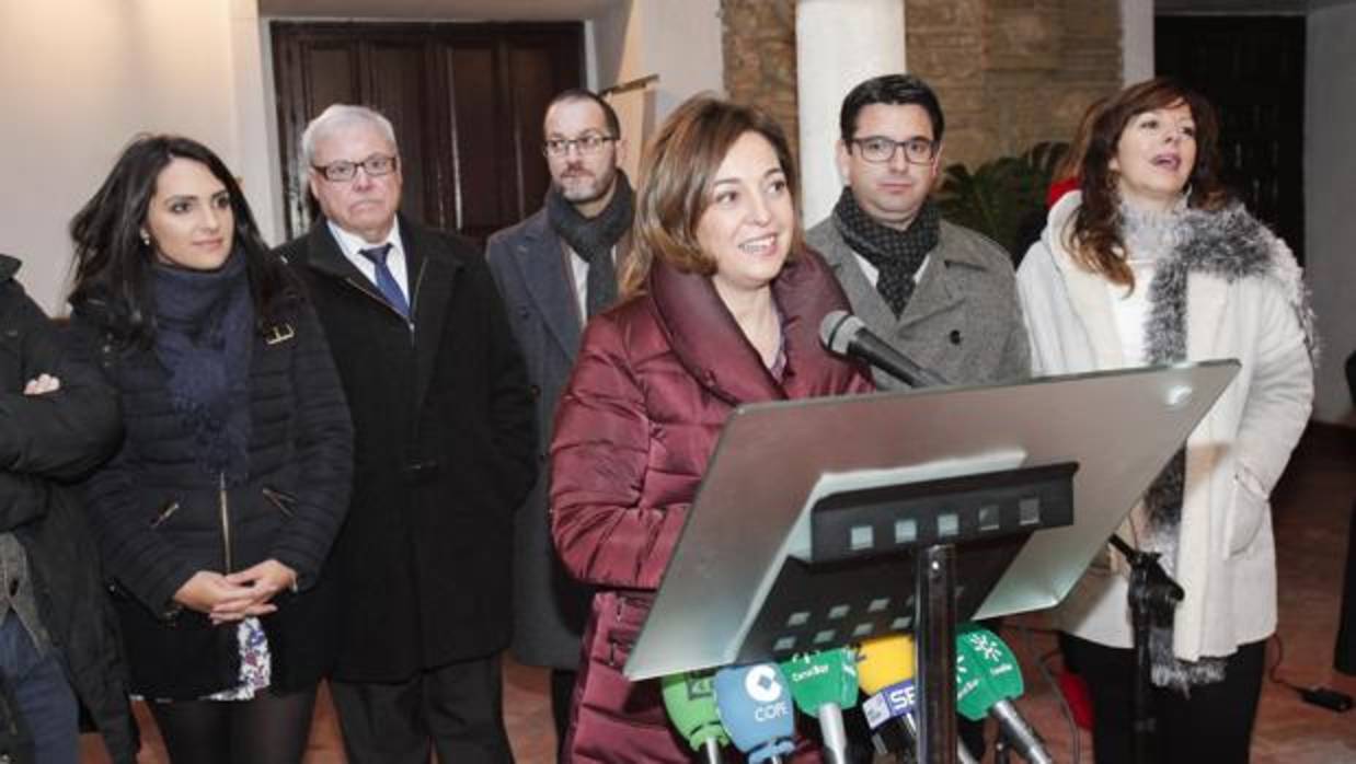 La alcaldesa de Córdoba, Isabel Ambrosio, con parte de su equipo de Gobierno