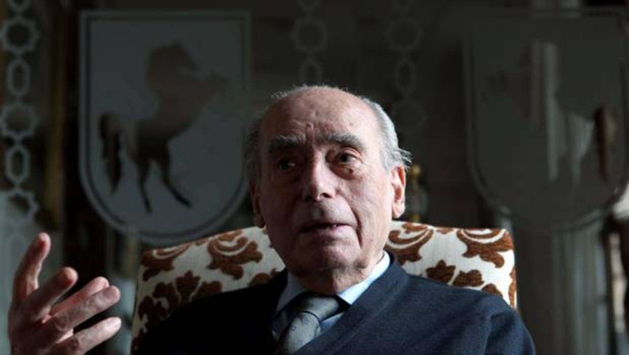 José García Marín en una entrevista con ABC Córdoba junto al caballo heráldico símbolo de su restaurante