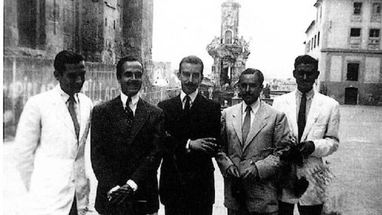 García Baena, rodeado de amigos y poetas junto a la Catedral en la década de los 50 del siglo pasado