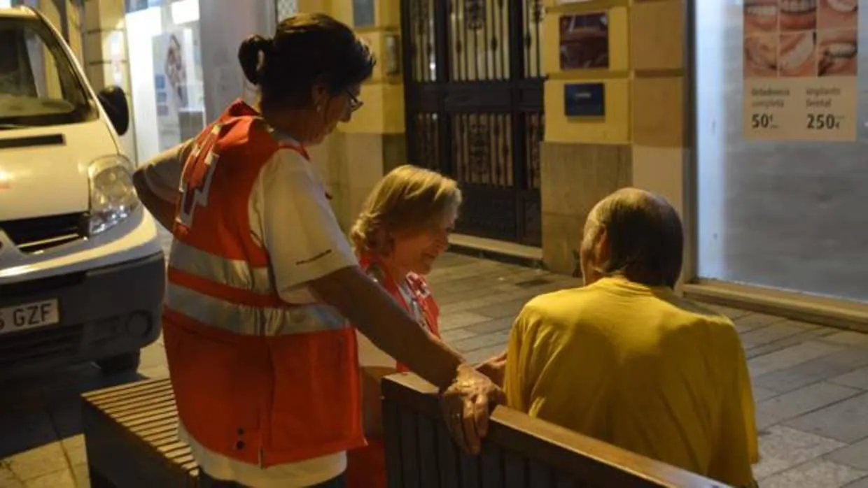 Dos voluntarias de Cruz Roja de Córdoba atienden a un «sintecho»