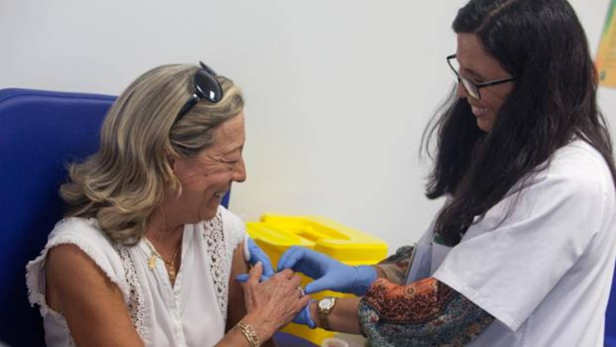 Una mujer se vacuna en octubre en un centro de salud de Córdoba