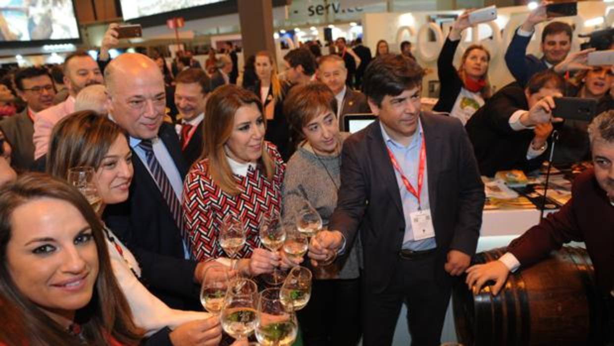 Susana Díaz, Ruiz y la alcaldesa de Córdoba, entre otras autoridades, brindan con fino de Montilla-Moriles