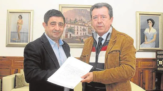 El alcalde de Linares, Juan Fernández, a la derecha, junto al presidente de la Diputación y secretario general del PSOE de Jaén, Francisco Reyes