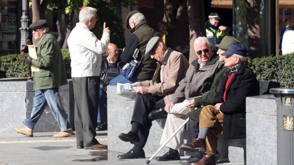 Un grupo de hombres de edad avanzada en las Tendillas