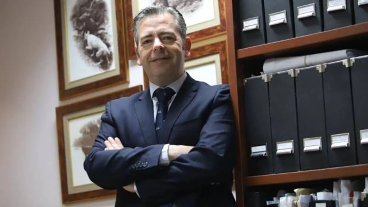 El abogado cordobés Antonio Domínguez en su despacho