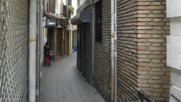 Abrazado a un esqueleto podrido en la calle Valdés Leal de Córdoba