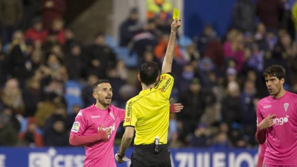 José Manuel Fernández recibe la amarilla durante el Zaragoza-Córdoba CF