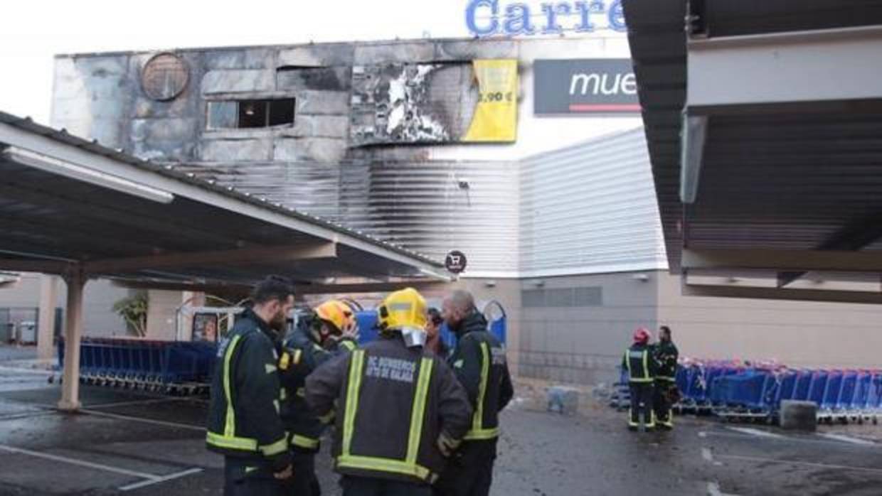 Los bomberos en el incendio del Carrefour