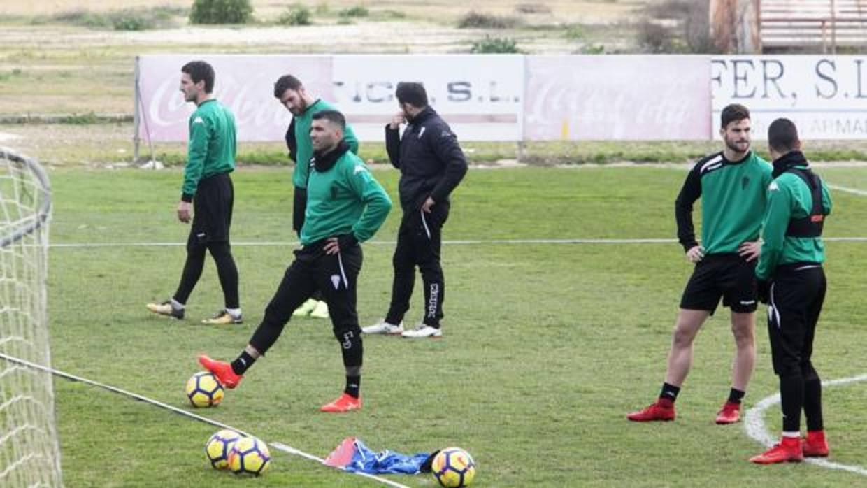 José Antonio Reyes, en el centro de la imagen, pisa el balón en el entrenamiento de este miércoles