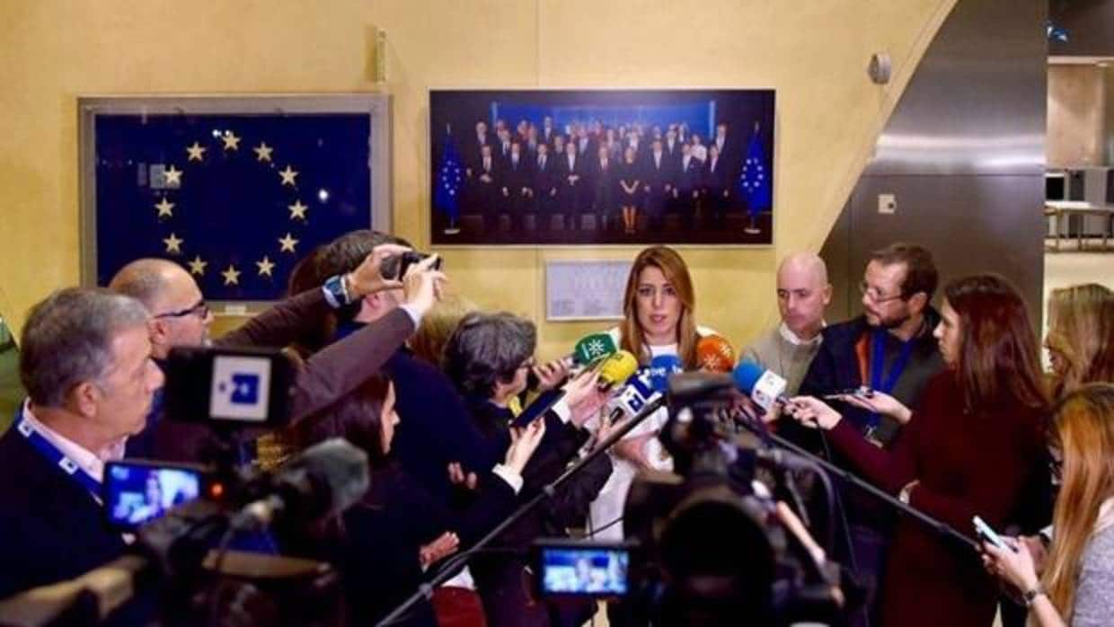 Susana Díaz atiende a los periodistas en Bruselas en un viaje oficial