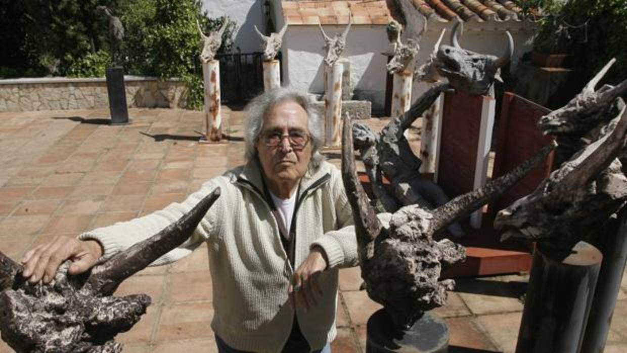 Aurelio Teno con algunas de sus esculturas