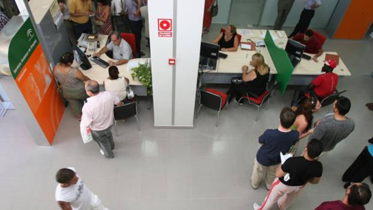 Funcionarios en una oficina del Servicio Andaluz de Empleo de Málaga