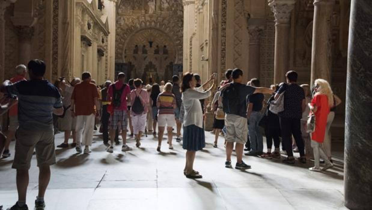Turistas entre el trascoro y la capilla de Villaviciosa de la Mezquita-Catedral de Córdoba