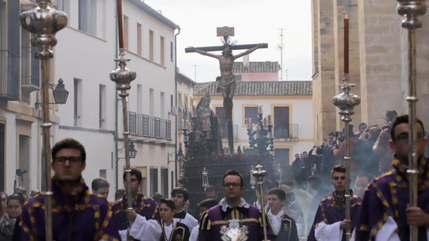 Mañana de luz para el Cristo de la Expiración por las calles de Córdoba