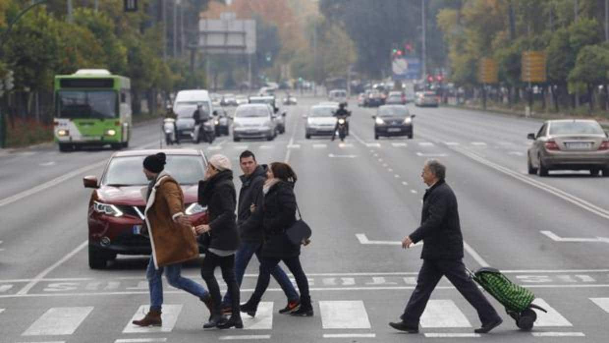 Peatones en la avenida de Conde de Vallellano