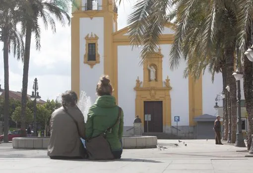 Dos mujeres en la plaza de Cañero