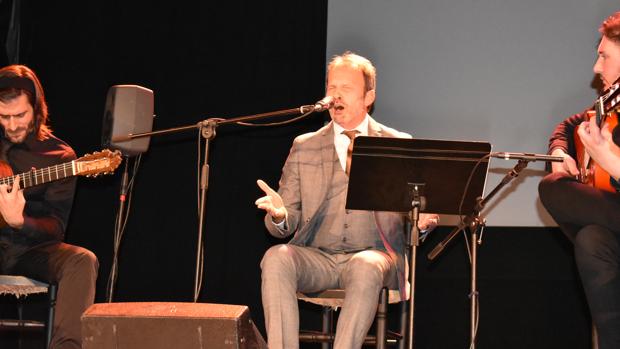 El cantaor de Puente Genil David Pino resume en «Mi largo caminar» su pasión por el flamenco