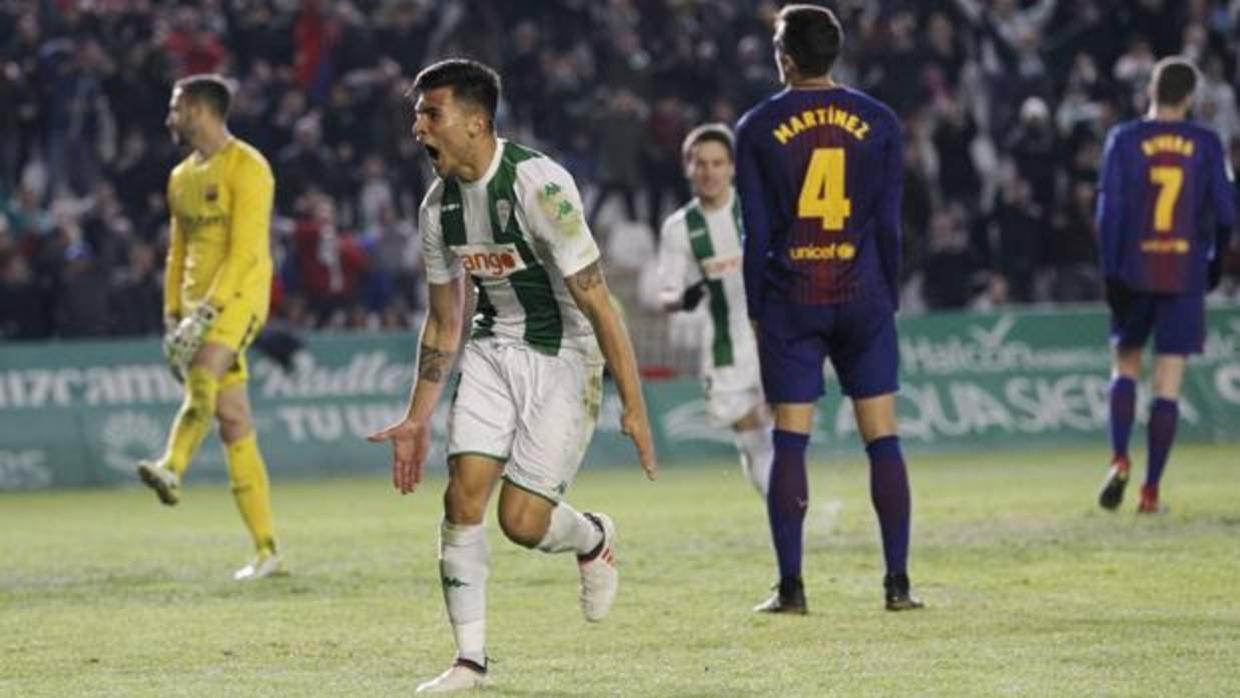 Juanjo Narváez celebra el 1-0 del conjunto blanquiverde ante el Barcelona B