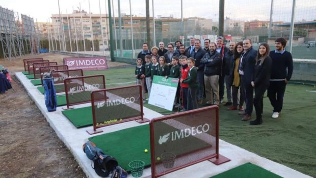 Autoridades y niños de la Escuela, este martes, en la inauguración del campo de golf del Fontanar