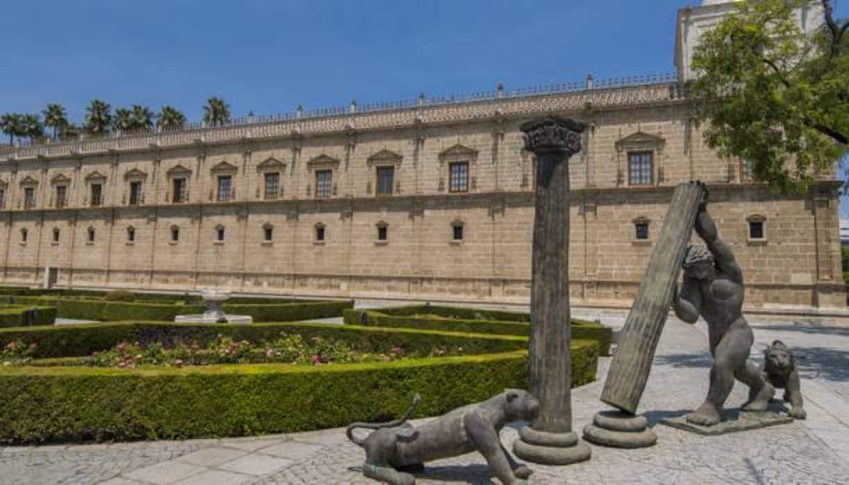 Imagen de los jardines exteriores del Parlamento de Andalucía