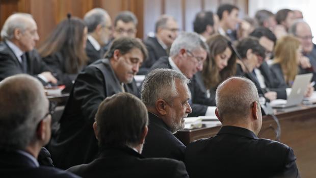 Los andaluces no pueden saber si están pagando los abogados a altos cargos procesados en el caso ERE