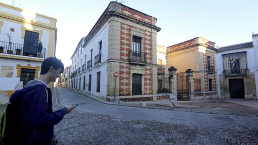 Un joven pasa delante del Palacete de los Burgos