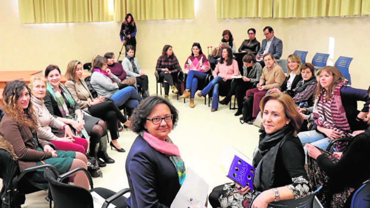 La vicerrectora de Investigación, Teresa Roldán (centro), en la asamblea sobre investigadoras de la UCO