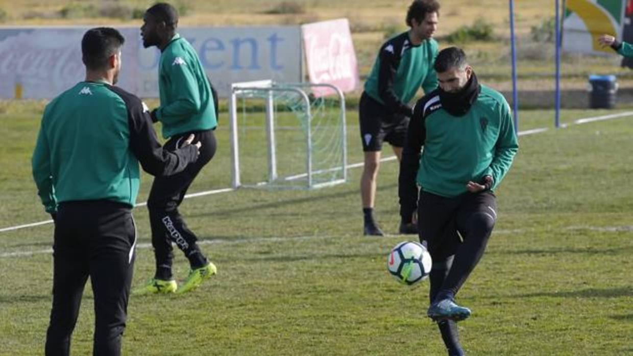 José Antonio Reyes golpea el balón en el entrenamiento del Córdoba CF